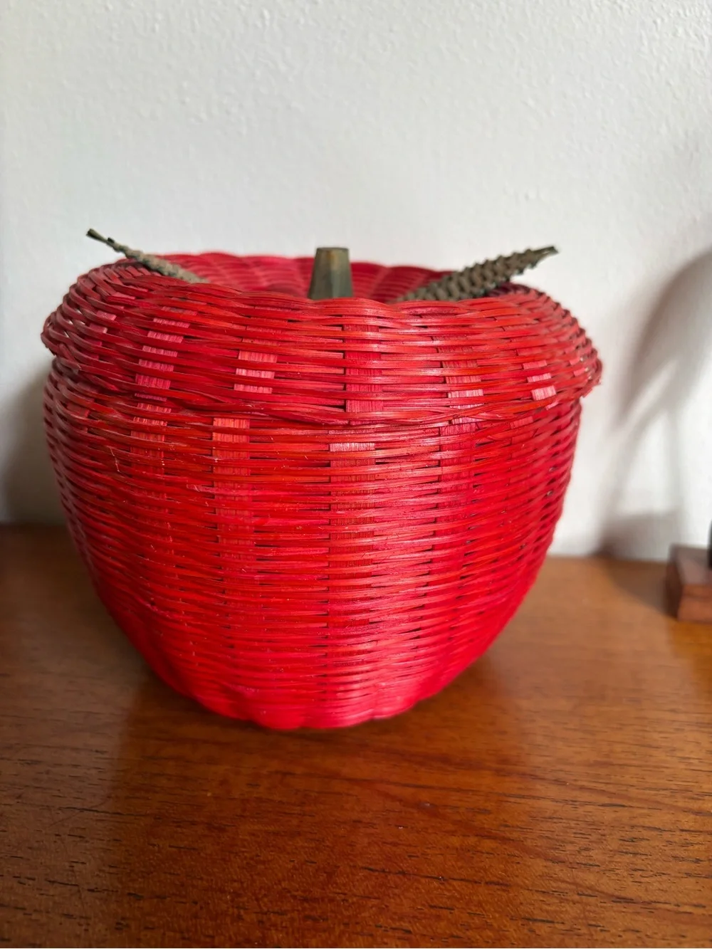 Vintage wicker apple basket cottagecore 80s 90s teacher gift back to school